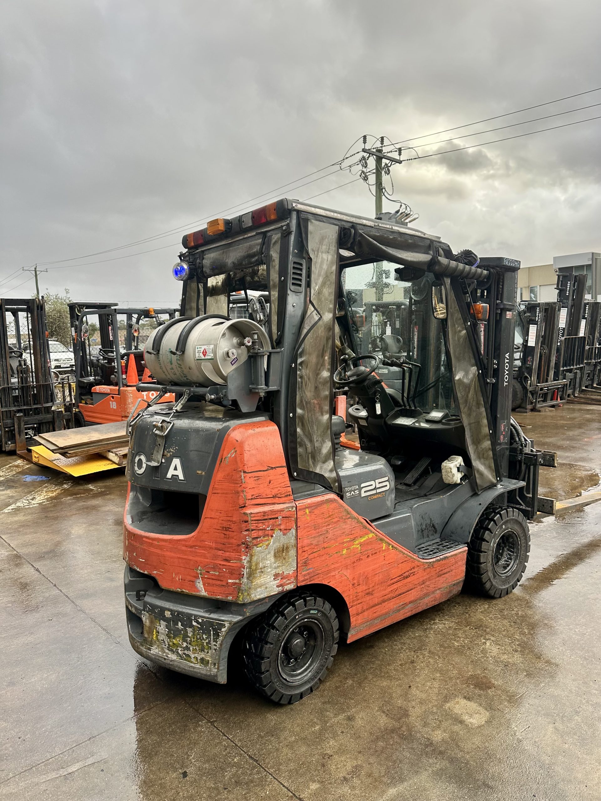 2020 Toyota 2.5T Forklift – 4.3m Lift – Side Shift & Rotator