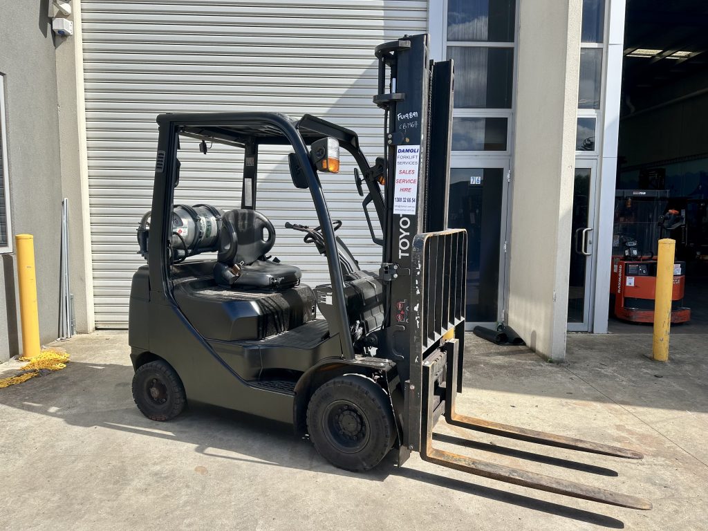 2013 Toyota 1.8 Tonne + 4.5M + LPG + Side Shift