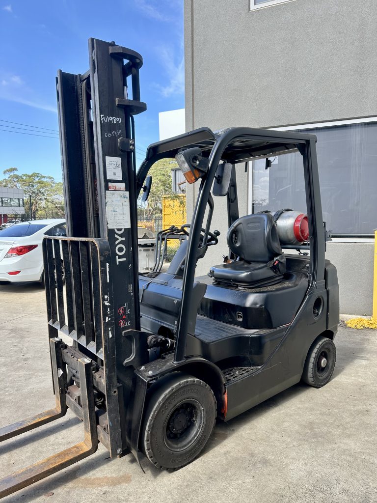 2013 Toyota 1.8 Tonne + 4.5M + LPG + Side Shift