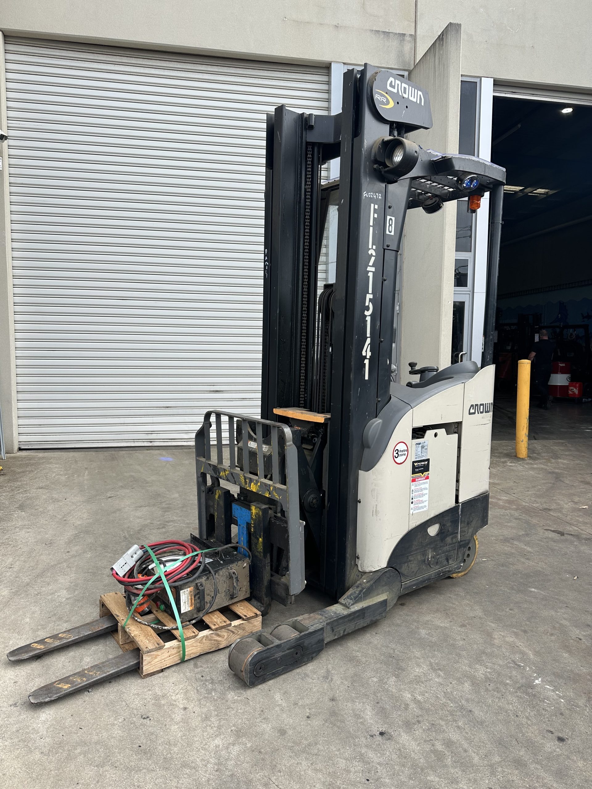 2015 Crown Reach Forklift – 2.0T Capacity – 6.09m Reach Height – Side Shift