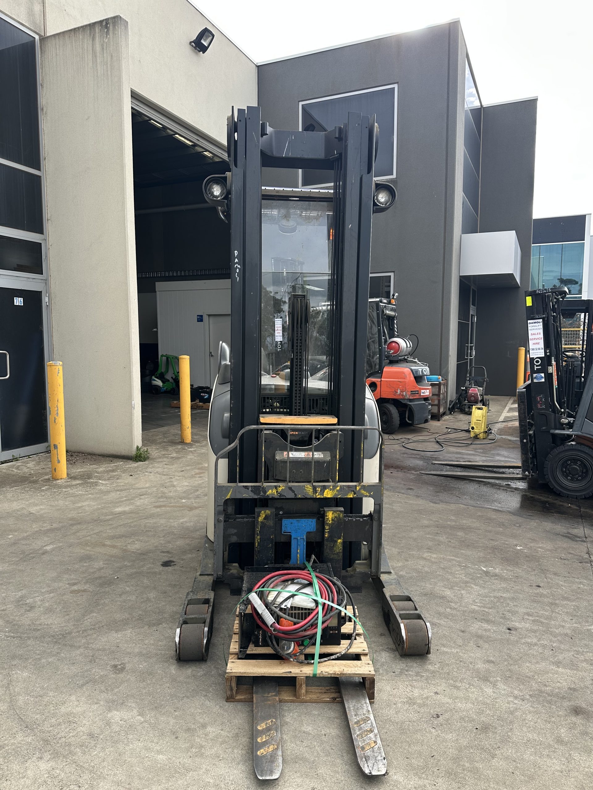 2015 Crown Reach Forklift – 2.0T Capacity – 6.09m Reach Height – Side Shift