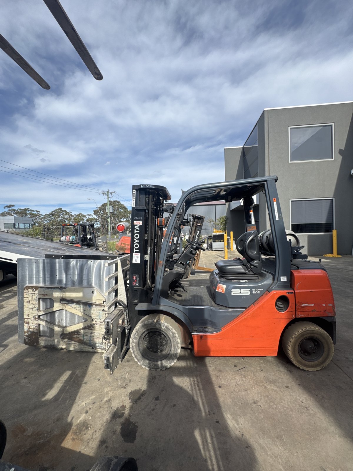 2017 Toyota 32-8FG25 2.5T LPG Forklift – 4.7m Container Mast, Clamp