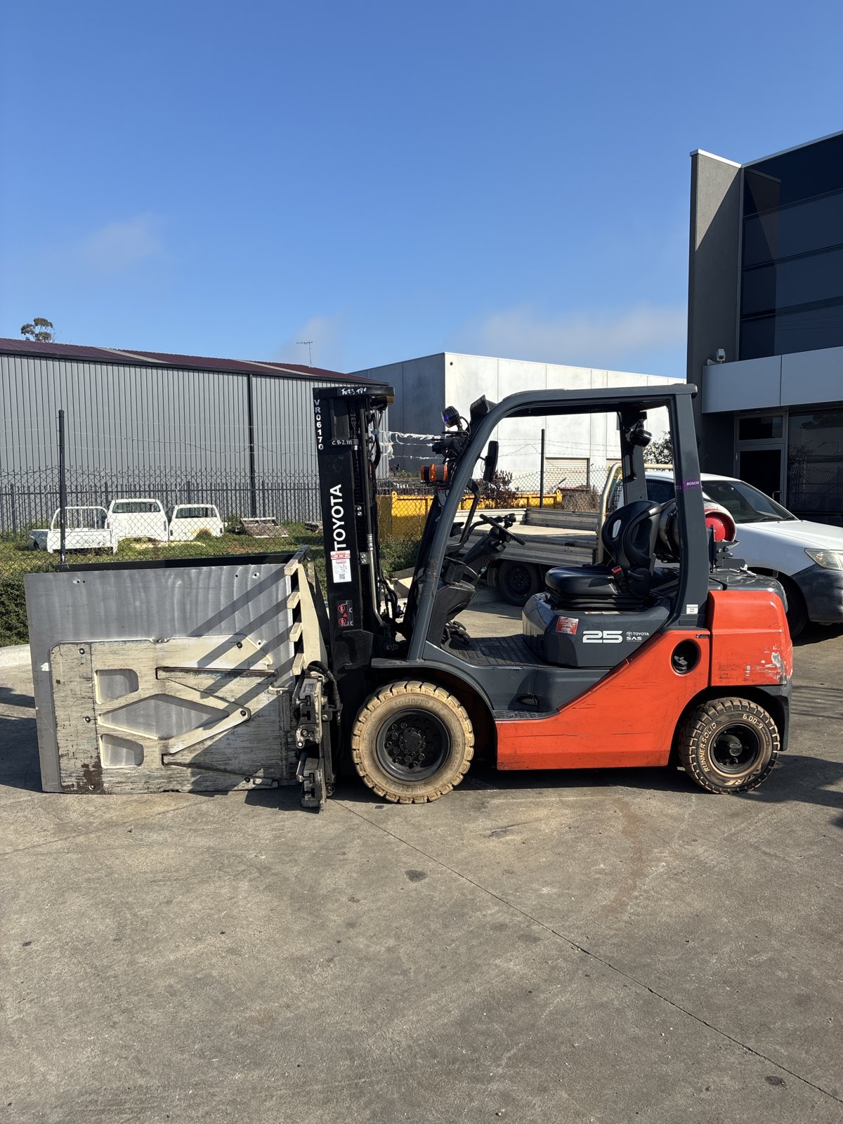 2017 Toyota 32-8FG25 2.5T LPG Forklift – 4.7m Container Mast, Clamp