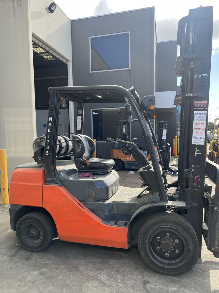 Used 2012 Toyota 32-8FG30 3.0 tonne LPG forklift with standard mast, stock CB2010, photo 5