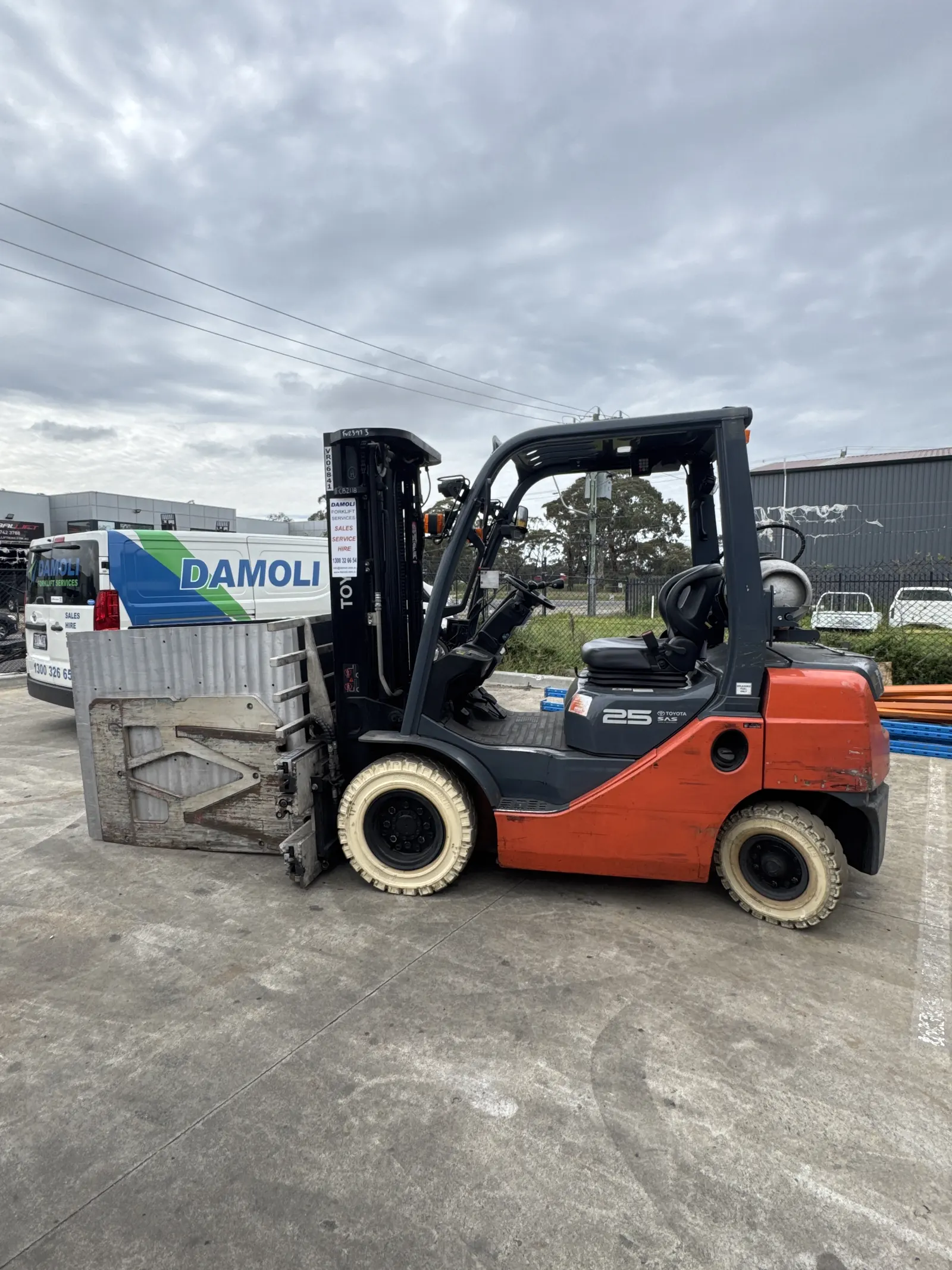 2017 Toyota 32-8FG25 2.5T LPG Forklift – 4.7m Container Mast, Clamp