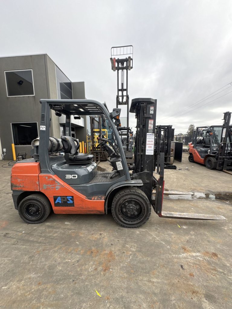 Used 2013 Toyota 32-8FG30 3.0 tonne LPG forklift with container mast, stock CB2131, photo 5