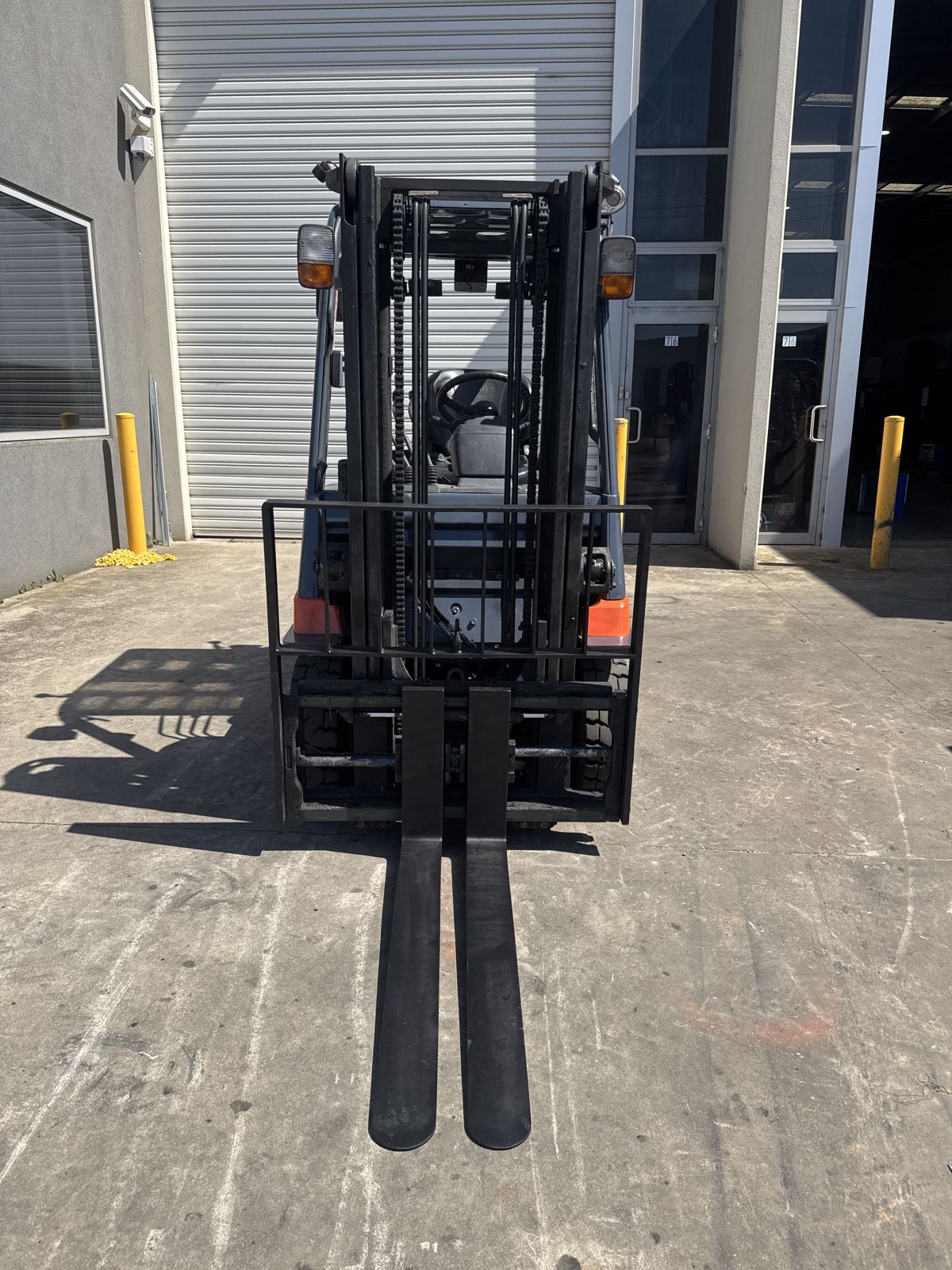 Used 2008 Toyota 7FB25 2.5 tonne electric forklift with container mast, stock CE2135, photo 2