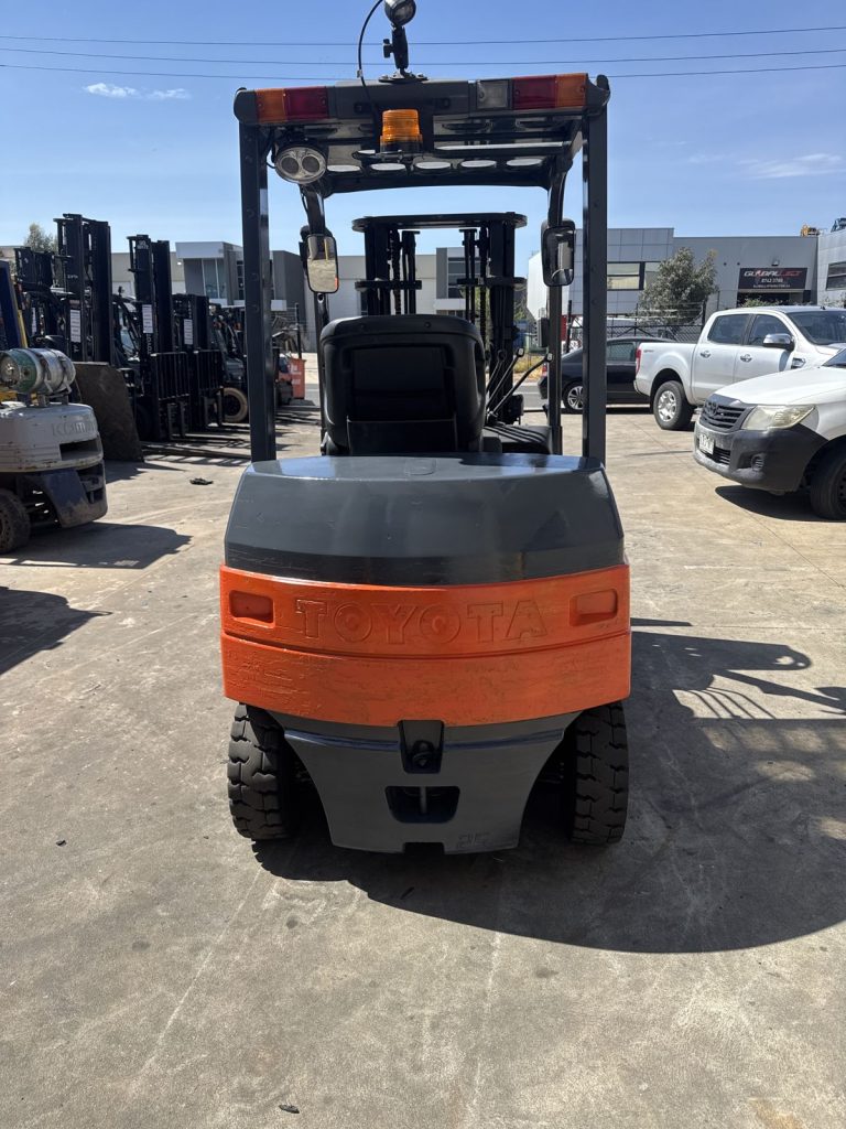 Used 2008 Toyota 7FB25 2.5 tonne electric forklift with container mast, stock CE2135, photo 3