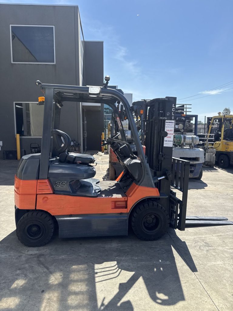 Used 2008 Toyota 7FB25 2.5 tonne electric forklift with container mast, stock CE2135, photo 4