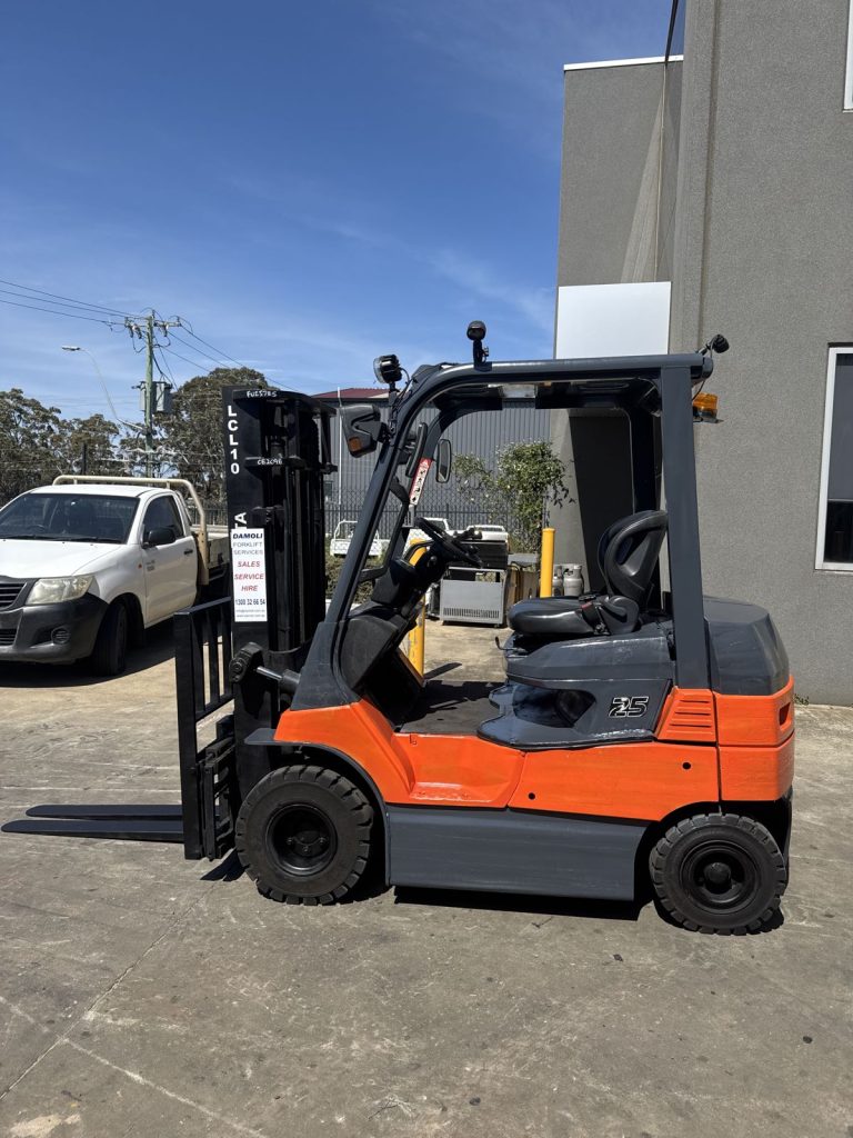 Used 2008 Toyota 7FB25 2.5 tonne electric forklift with container mast, stock CE2135, photo 5