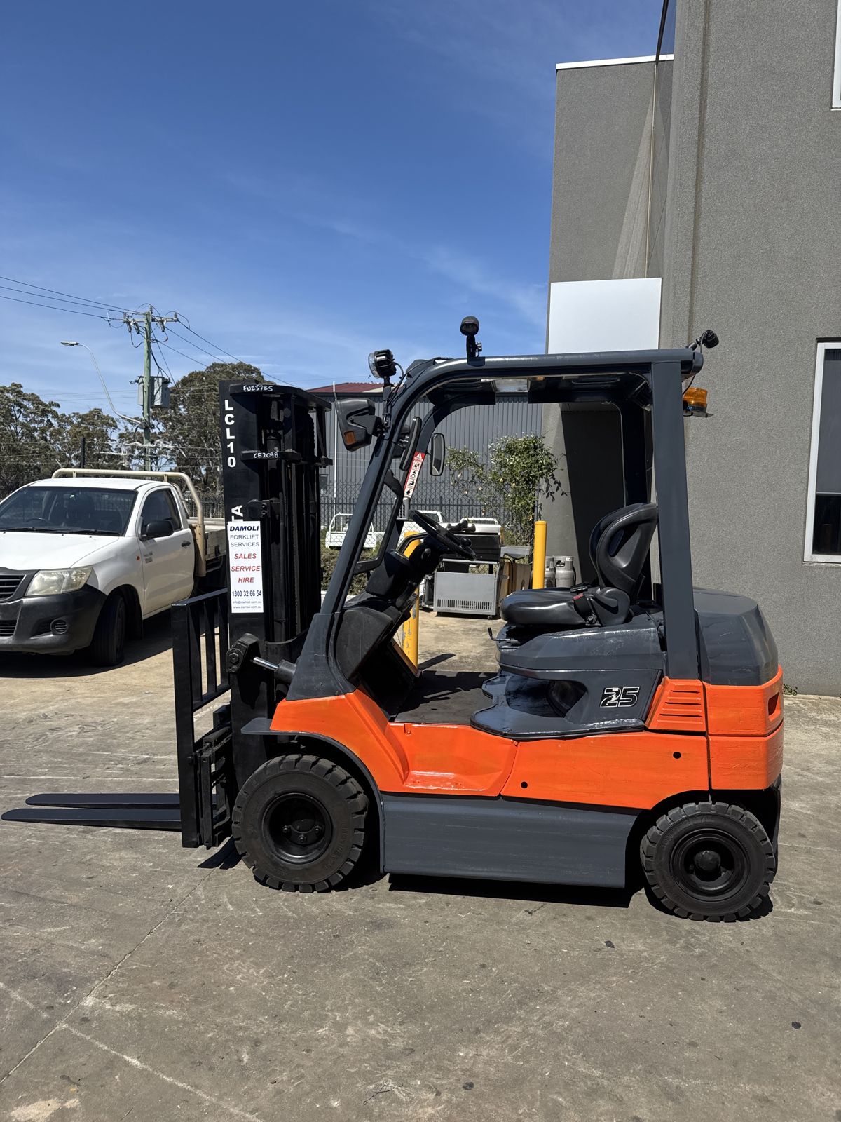 Used 2008 Toyota 7FB25 2.5 tonne electric forklift with container mast, stock CE2135, photo 5