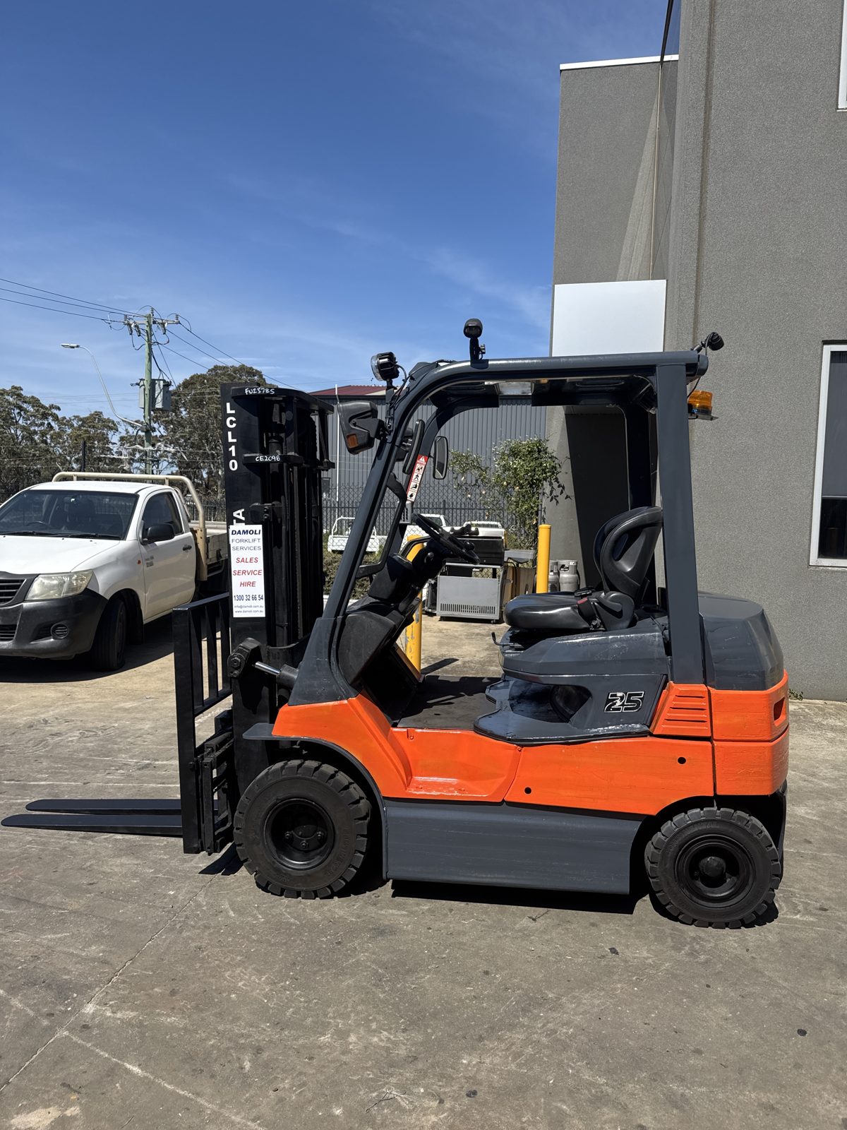 Used 2008 Toyota 7FB25 2.5 tonne electric forklift with container mast, stock CE2135
